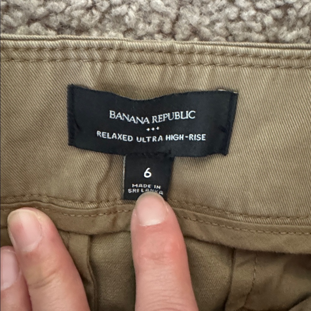 Banana Republic Women's Khaki Cargo Pants - Picture 2 of 4